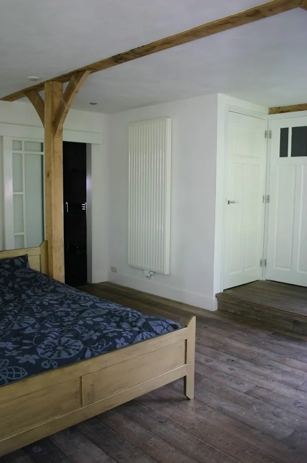 Slaapkamer met een eiken stijl en schoor in de ruimte