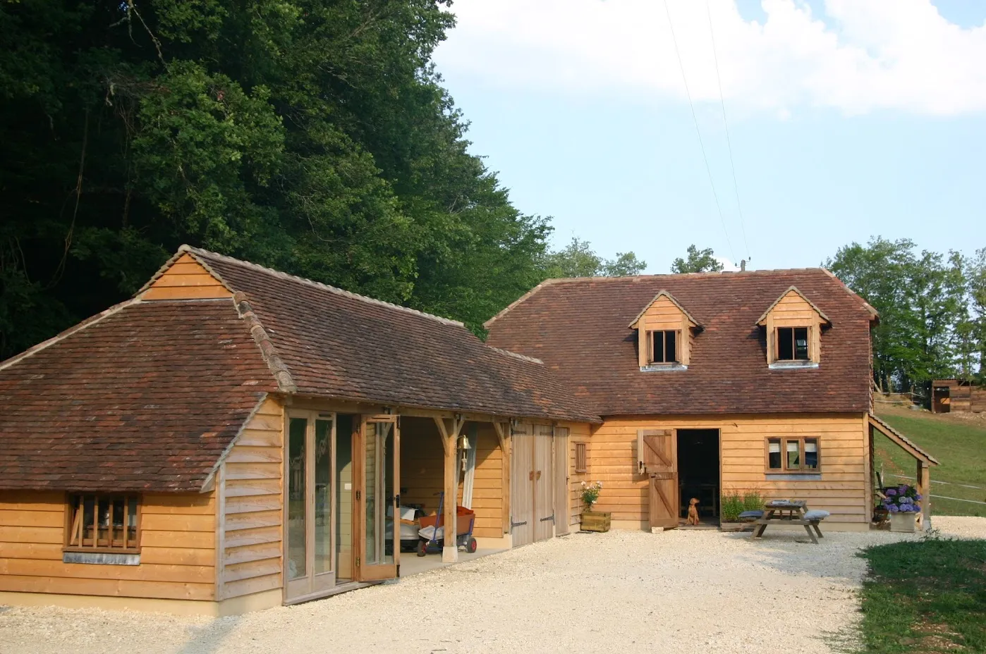 Vakantiewoning met aangebouwde bergruimte, aan een bosrand