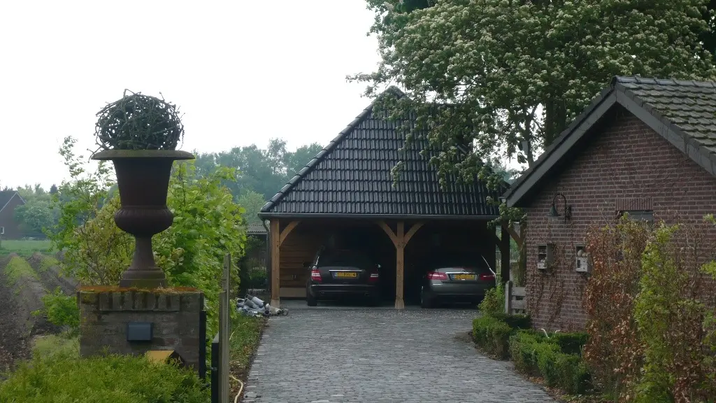 Eiken bijgebouw met carport en gastenverblijf