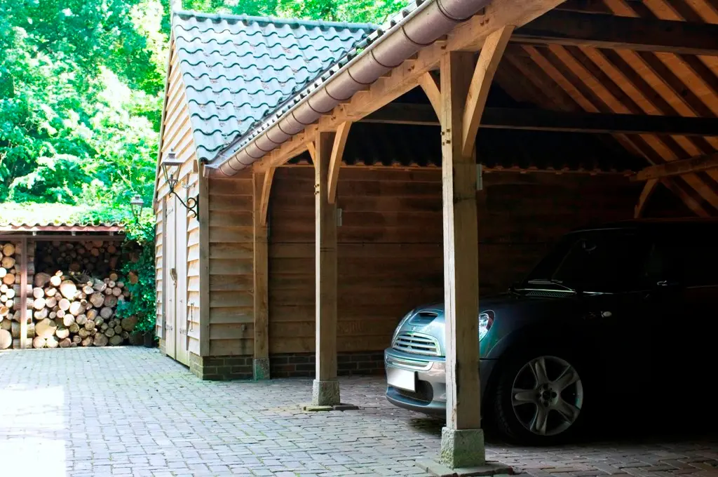 Eiken bijgebouw met garage in potdekselwerk