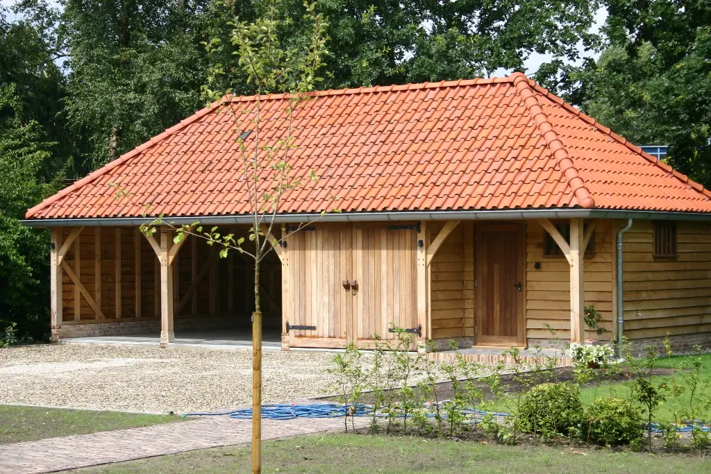 Eiken bijgebouw met werkplaats en veranda