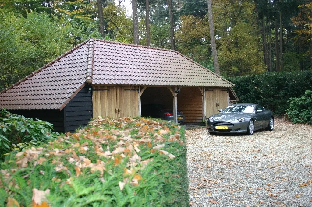 Eiken bijgebouw met zwarte gevel voor Porsche