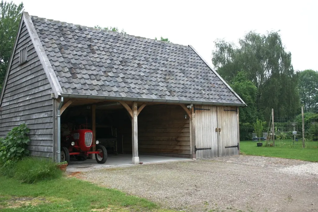 Eiken carport en garage voor oldtimertractor