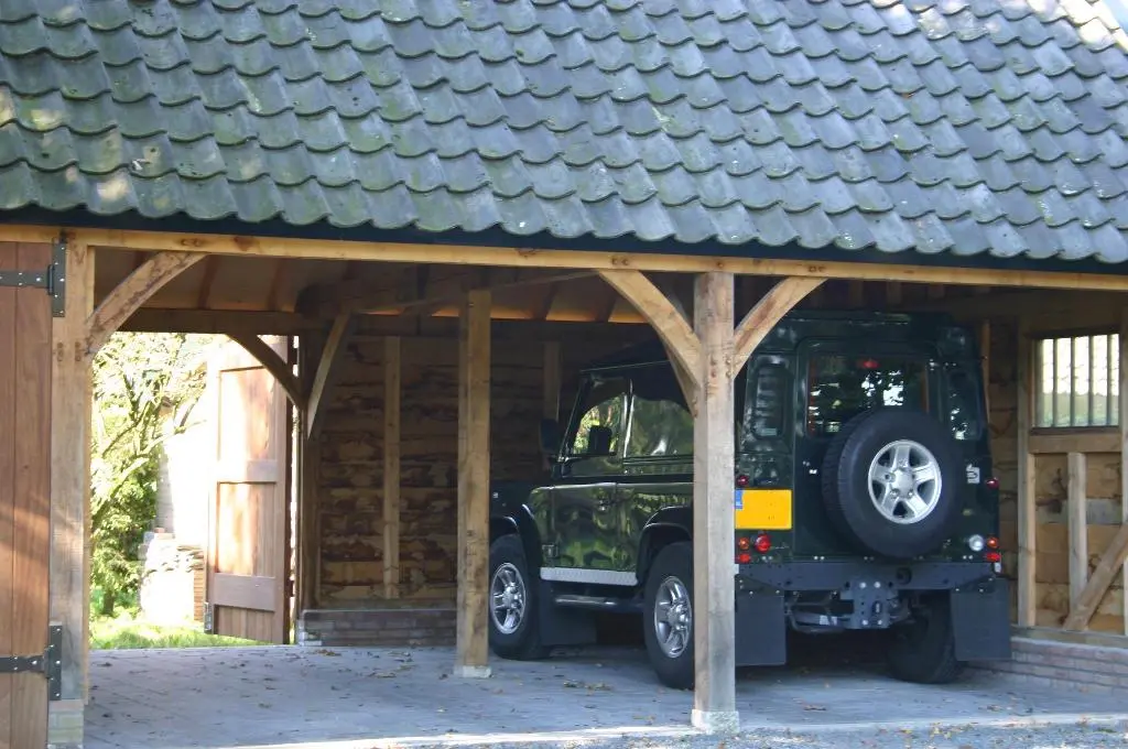 Eiken carport voor de Land Rover Defender