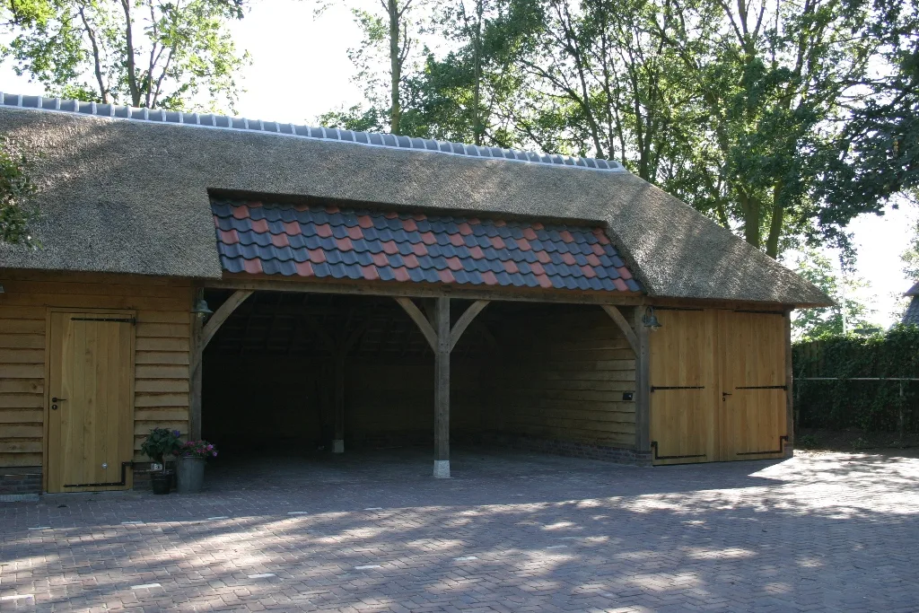 Eiken ensemble met gastenverblijf en garage