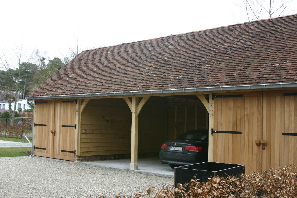 Eiken garage met BMW-carport en leipannen dak