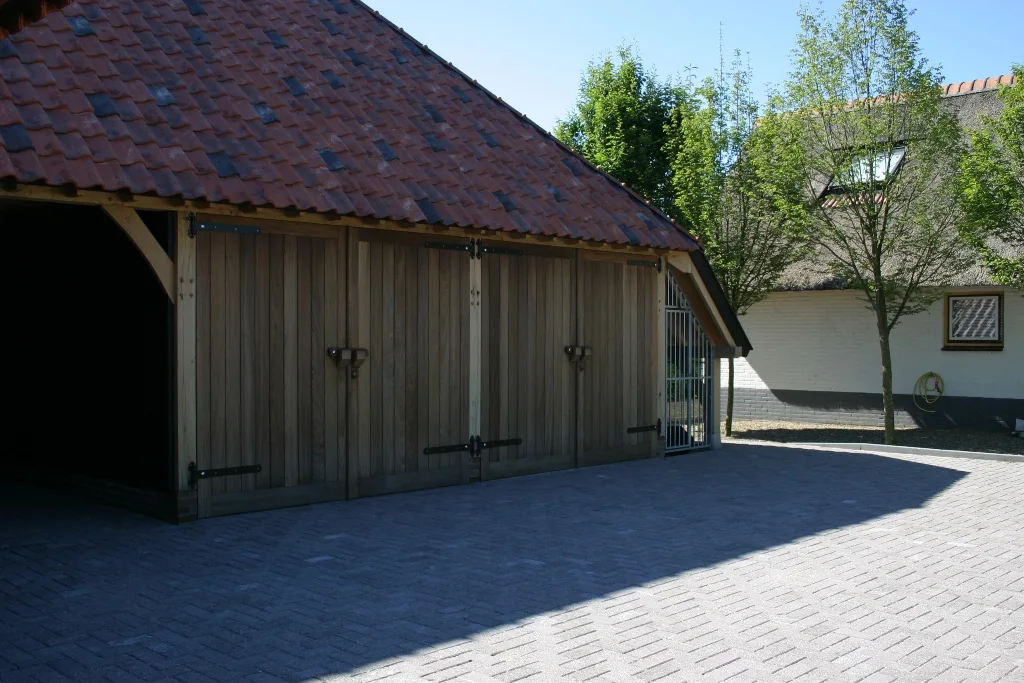 Eiken garage met carport en hondenkennel