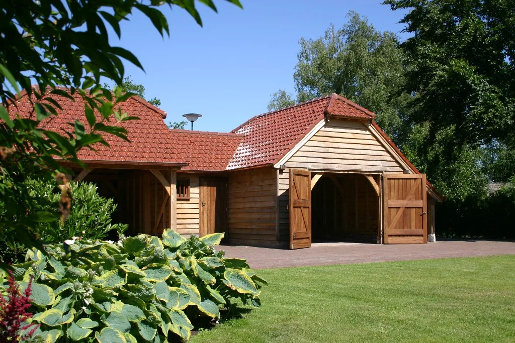 Eiken garage met veranda en kruispannen dak