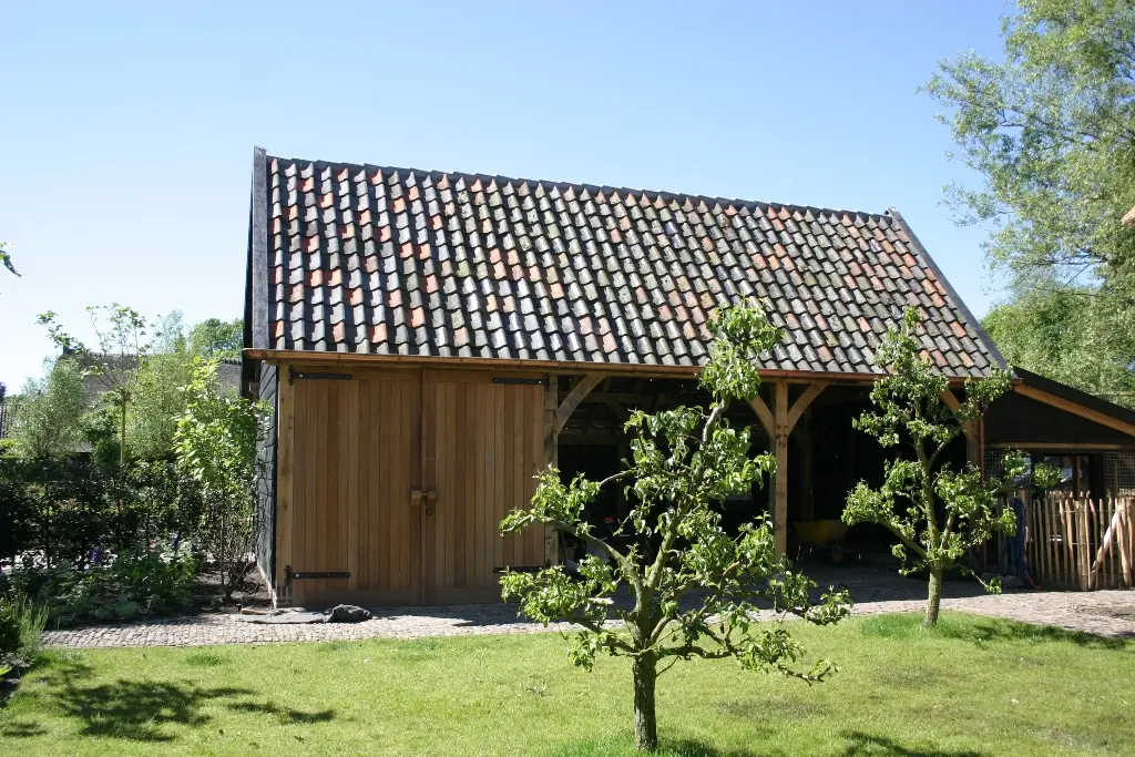 Eiken garage met zwarte potdekselgevel