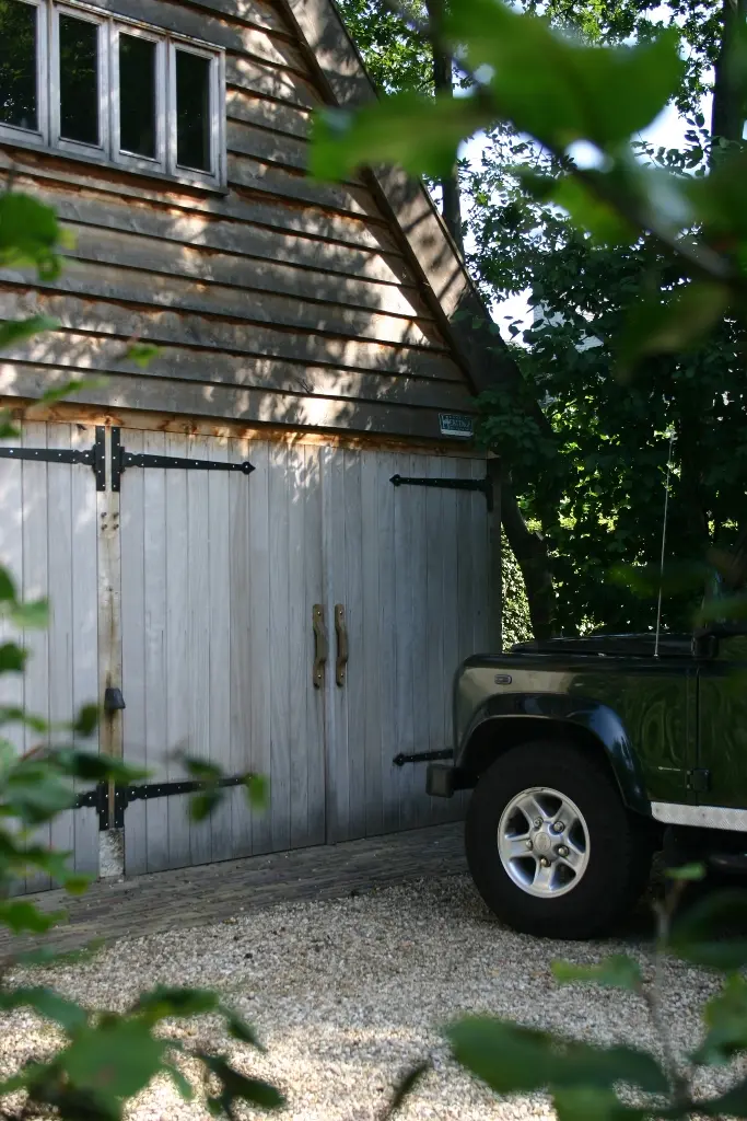 Eiken garage voor de Land Rover Defender