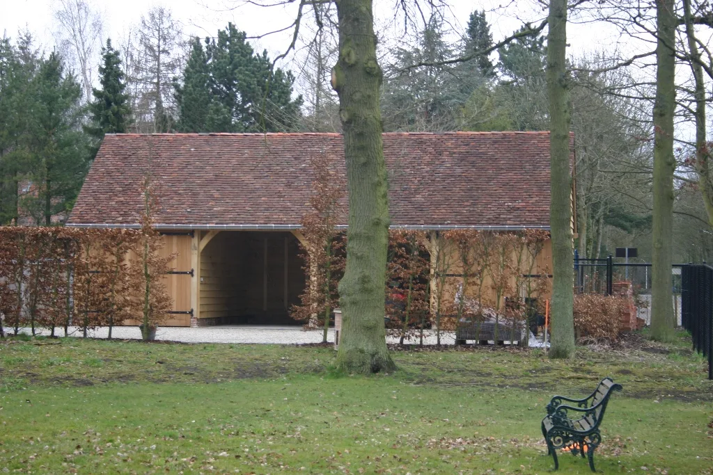 Eiken bijgebouw met inpandige garage en carport