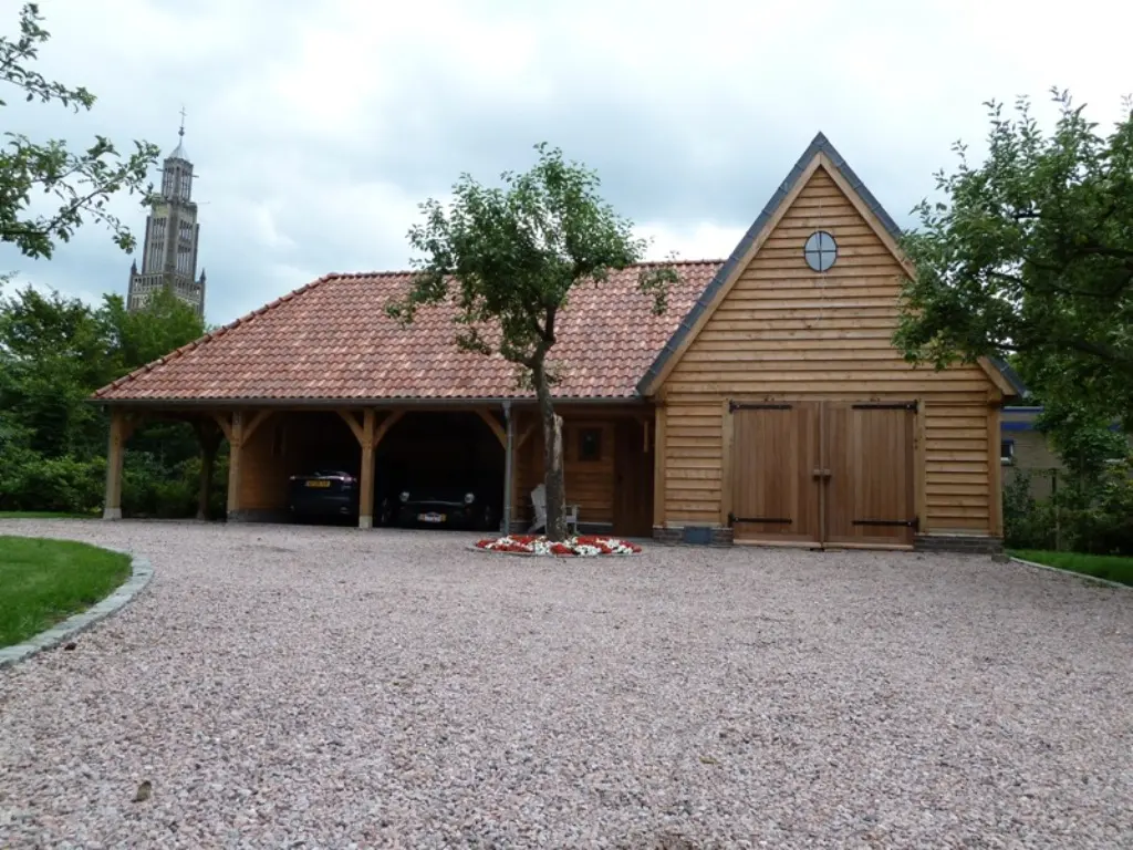 Ruim eiken bijgebouw voor oldtimercollectie