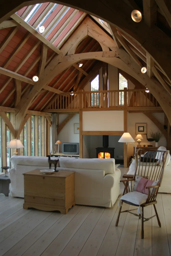 Eiken aanbouw met arch-frame en houtkachel