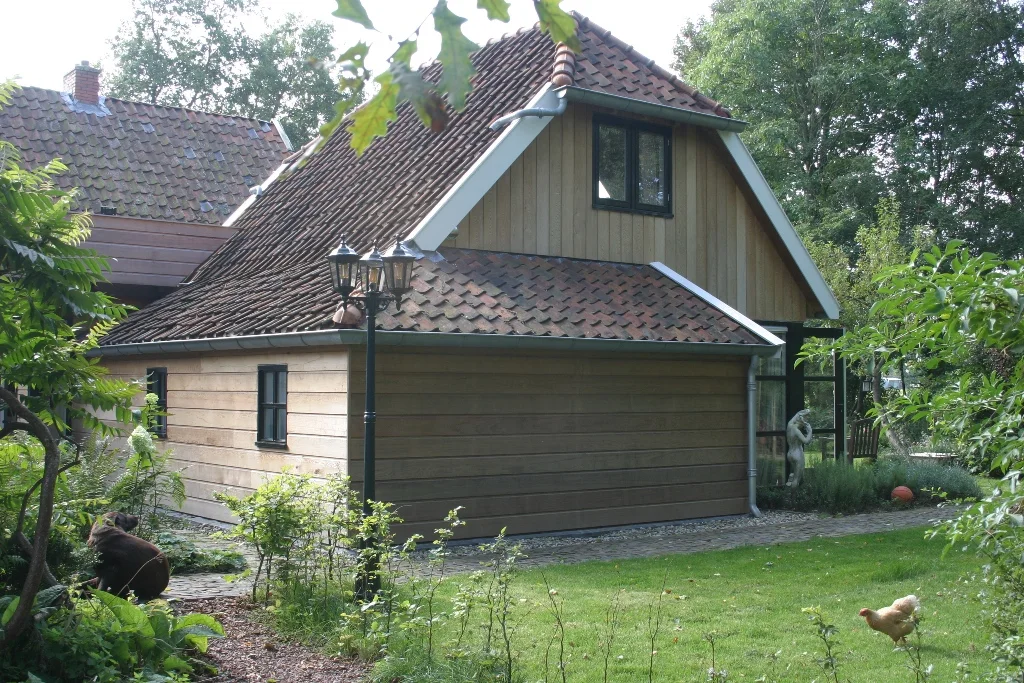 Een eiken bijgebouw met wellness en kantoor