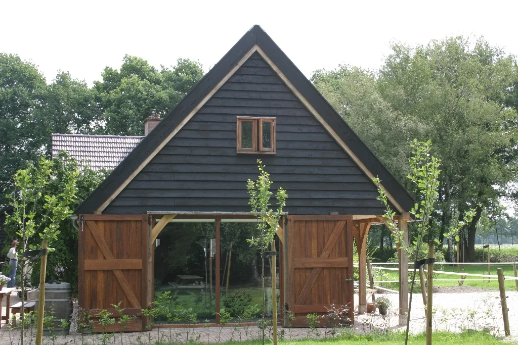 Eiken vakantiewoning met zwarte potdeksel gevel