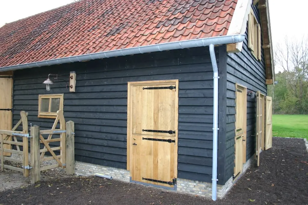 Zeeuwse schuur met rode oude holle pannen
