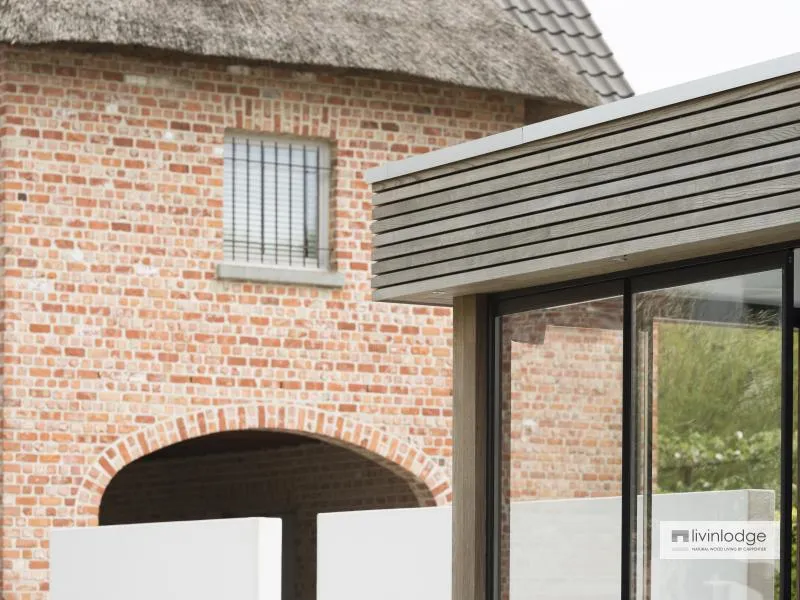 Belgische villa met een luxe houten poolhouse
