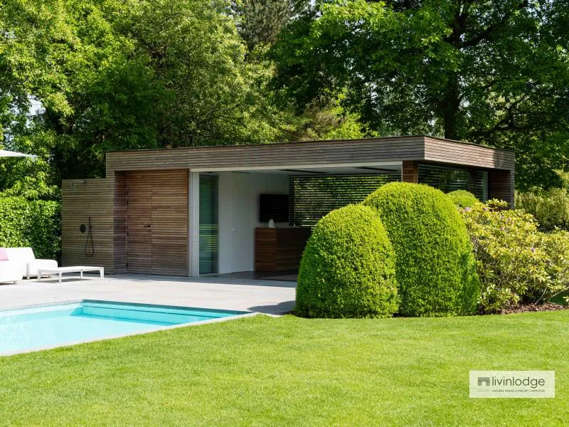 Buitendouche bij het moderne poolhouse