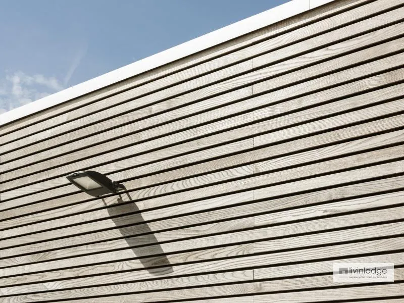 Gevel van verduurzaamd essenhout bij het poolhouse