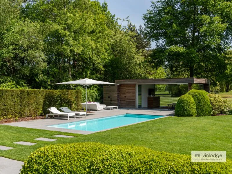 Groene tuin met poolhouse met moderne gevelbekleding