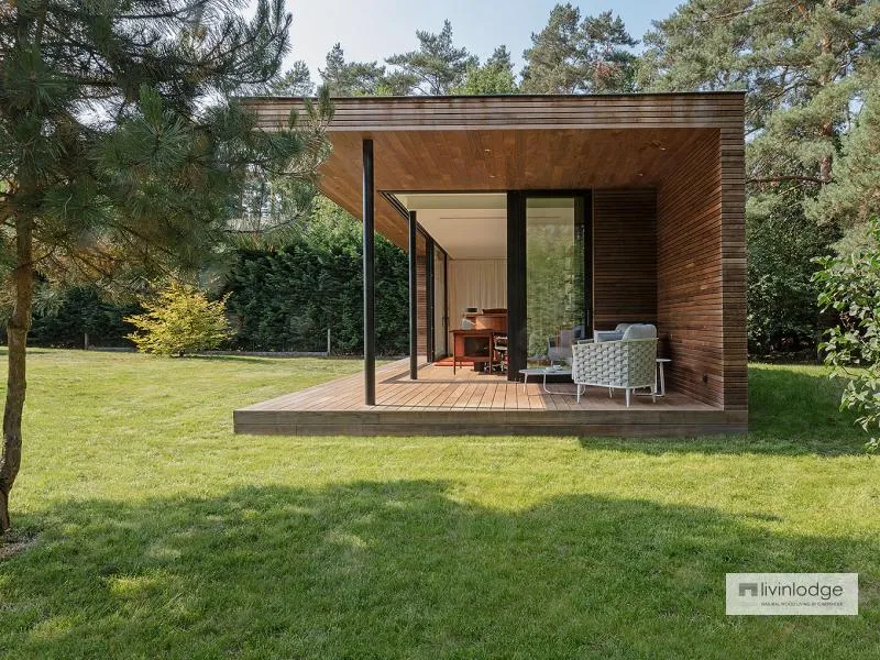 Houten tuinhuis met kantoor en muziekkamer