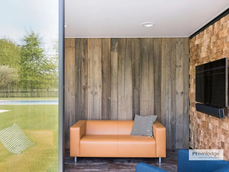 Houten wandafwerking in de luxe tuinkamer