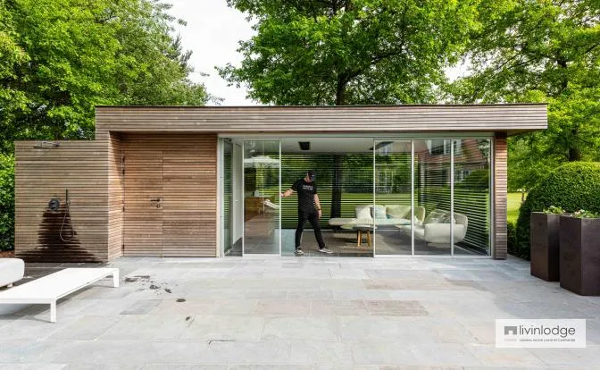 Modern bijgebouw met harmonicapui, tuinkamer en buitendouche