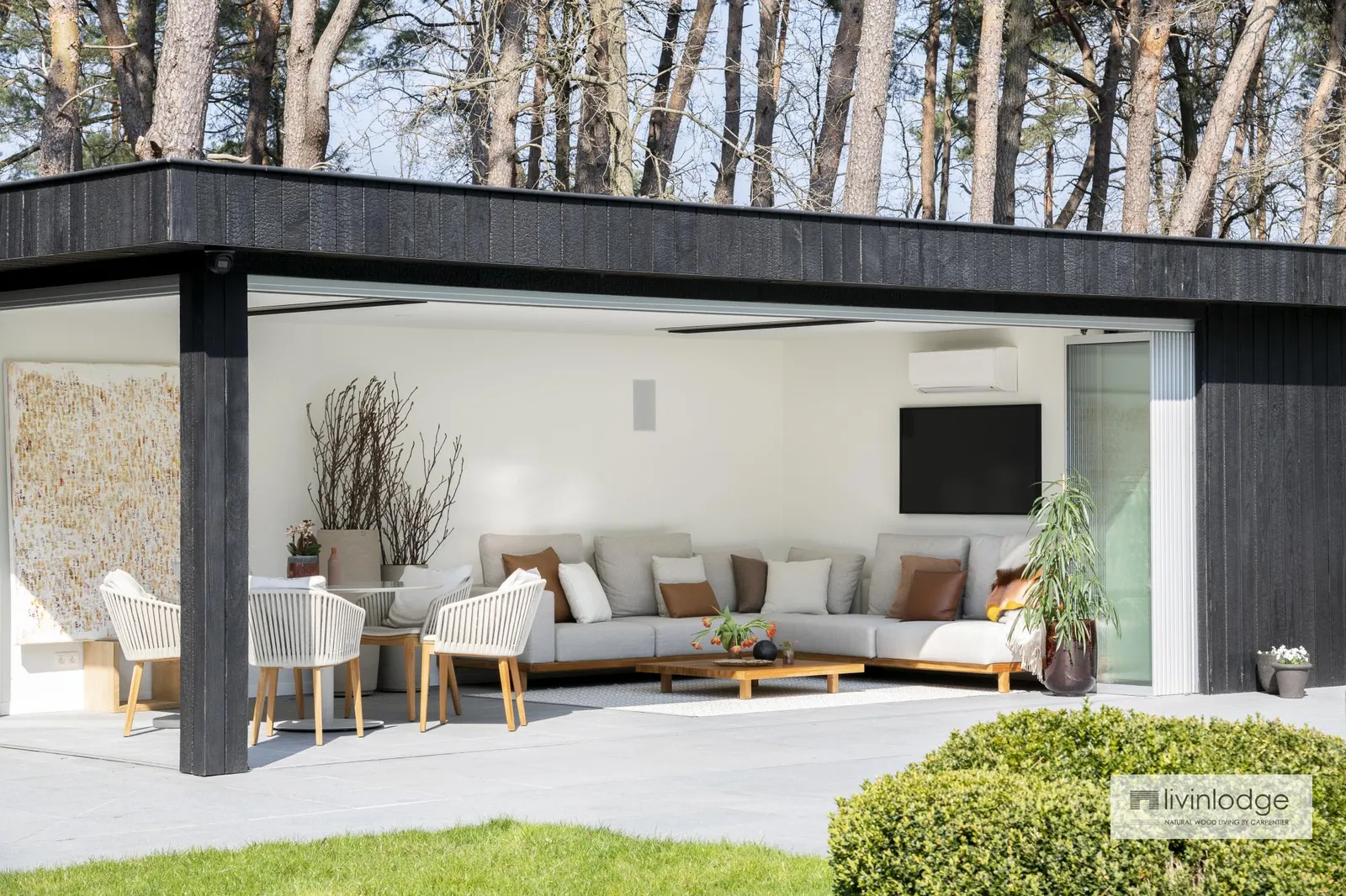 Modern bijgebouw met tuinkamer en berging