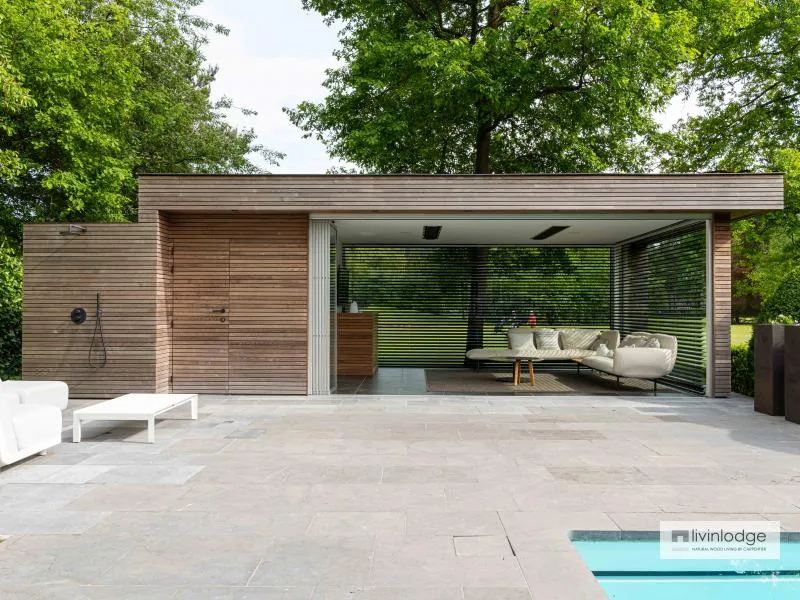 Modern poolhouse met buitendouche