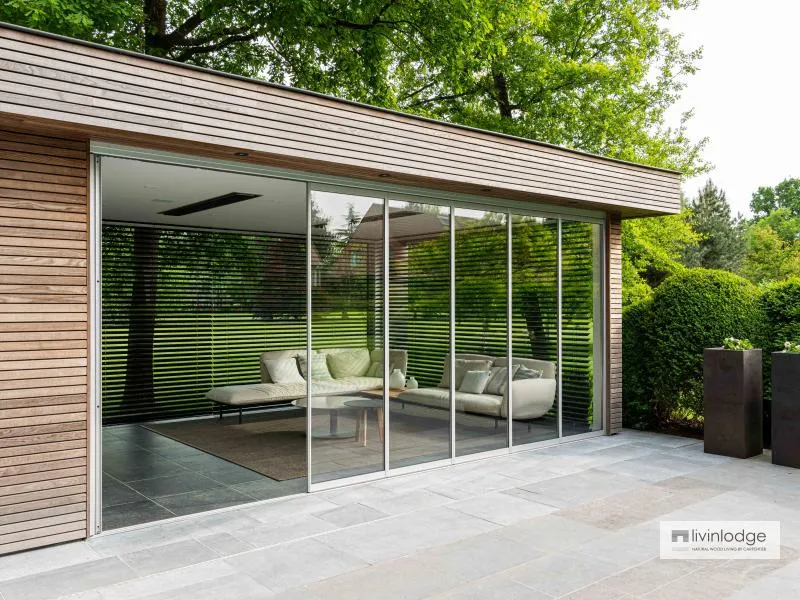 Modern poolhouse met harmonicapui