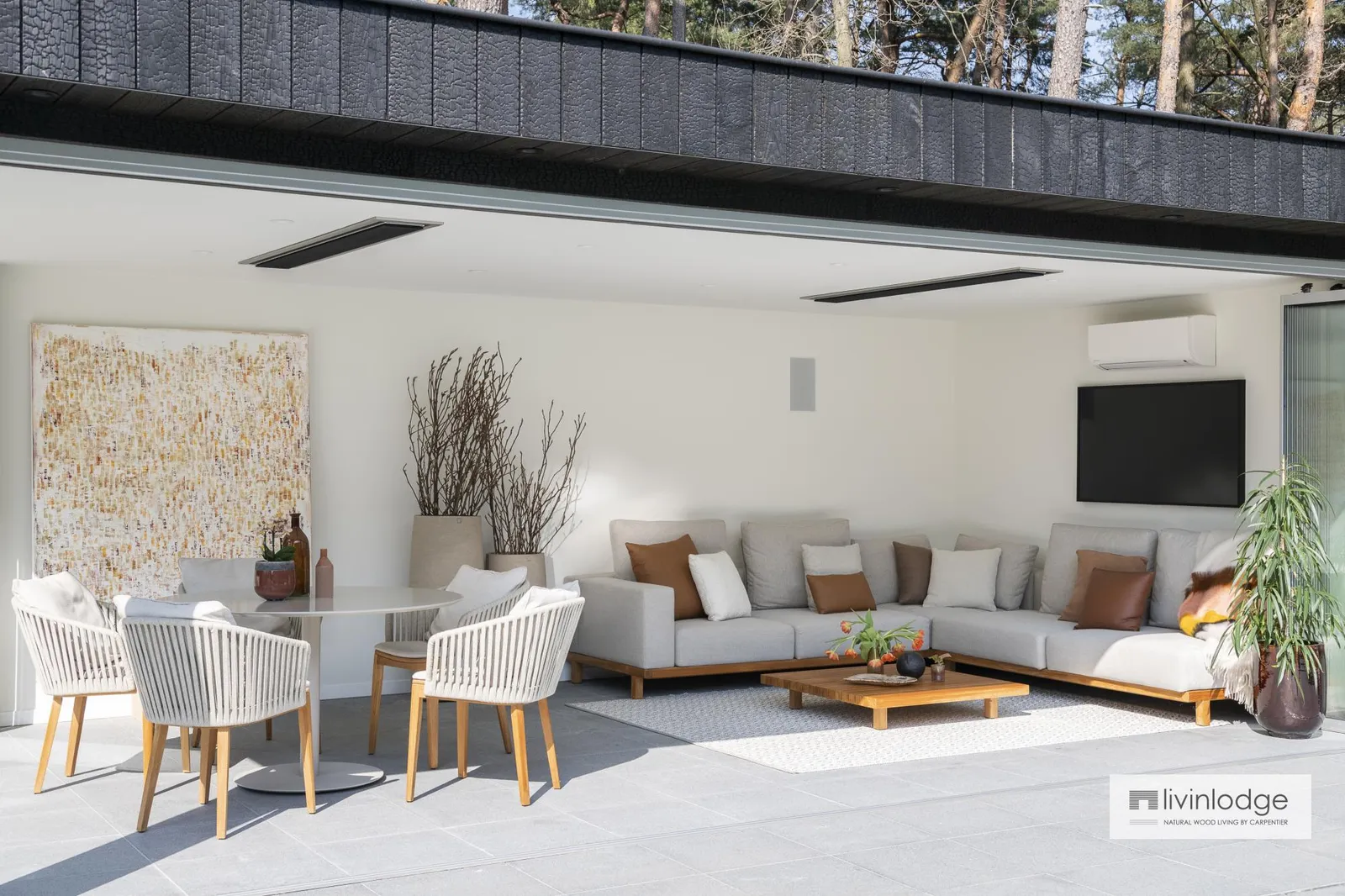 Modern poolhouse met terrasoverkapping en gebrande gevel