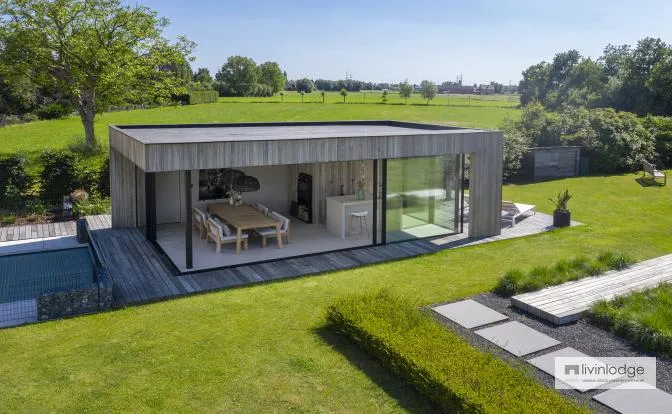 Modern poolhouse met een gevel in thermisch essen