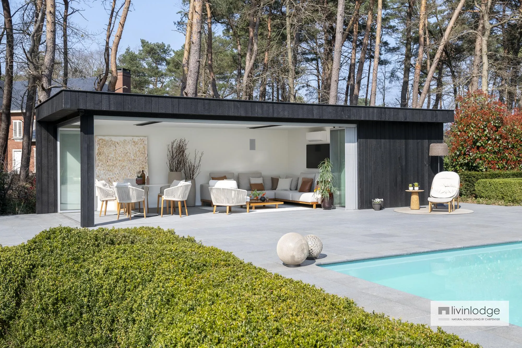 Modern poolhouse met veranda en glasgevel