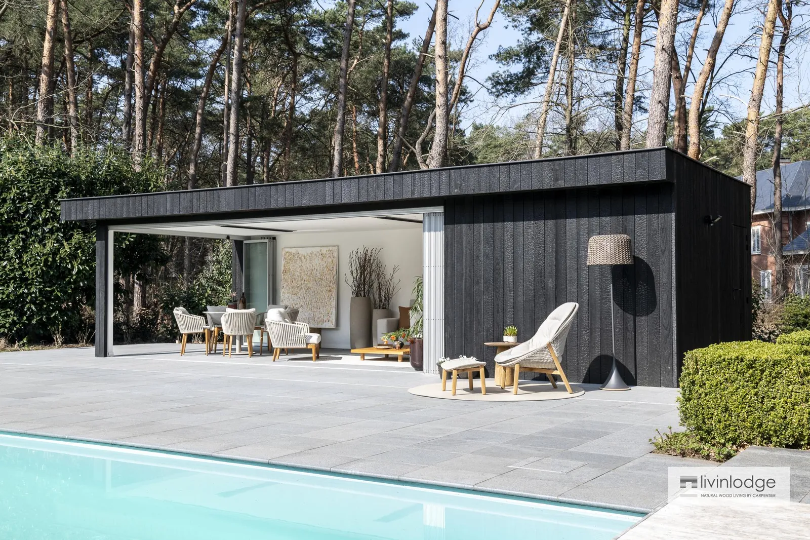 Modern poolhouse met veranda en schuifpui