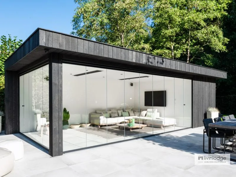 Moderne tuinkamer met gebrande houten gevel