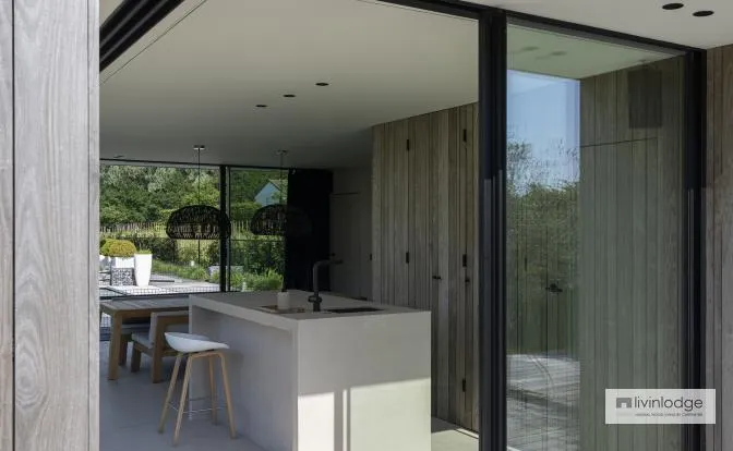Moderne tuinkamer met keuken en strakke binnenafwerking