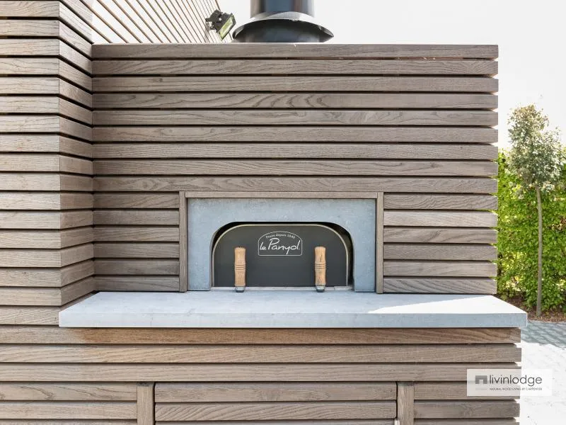 Pizzaoven in het houten bijgebouw
