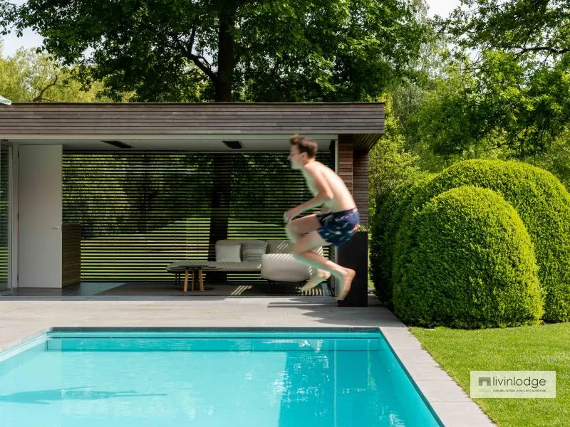 Poolhouse met moderne tuinkamer aan het zwembad