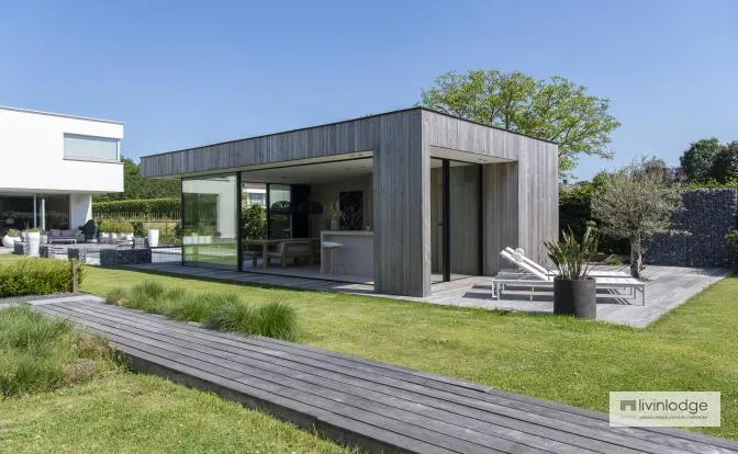 Poolhouse met overdekte veranda en schuifpui