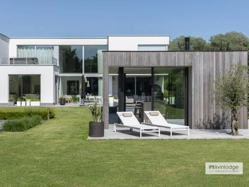 Terrasoverkapping bij een moderne villa met strakke gevel en schuifpui
