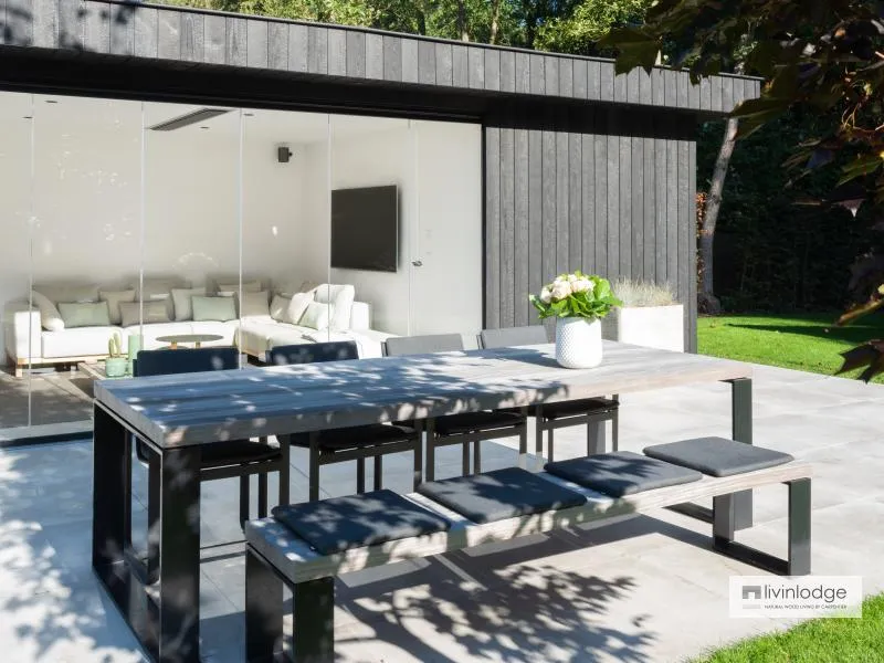 Tuinberging met luxe tuinkamer en een gebrande houten gevel