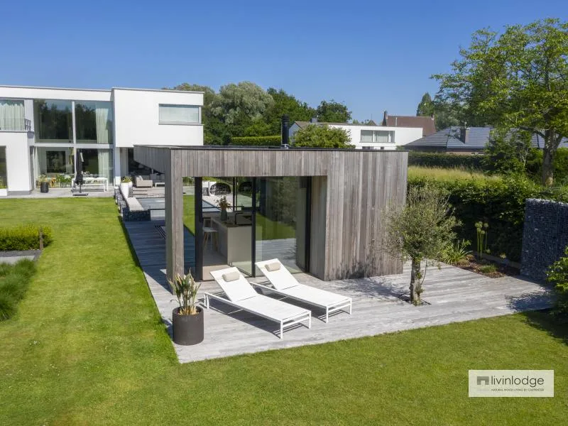 Moderne tuinberging met poolhouse en terrasoverkapping