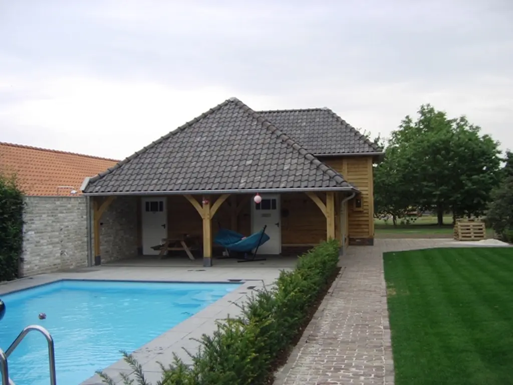 Poolhouse en gastenverblijf in een bijgebouw