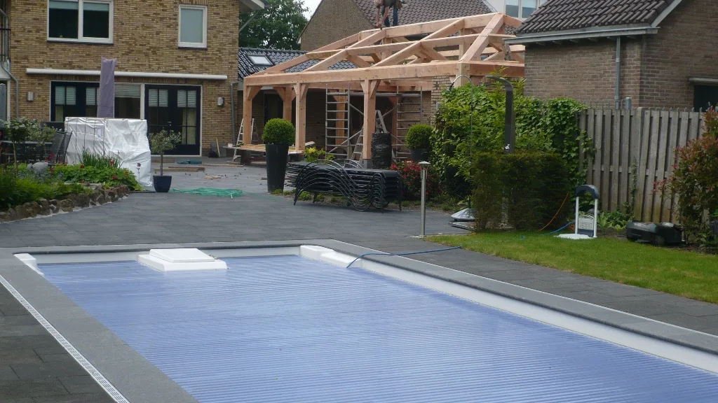 Eiken poolhouse bij een bouwkundig zwembad