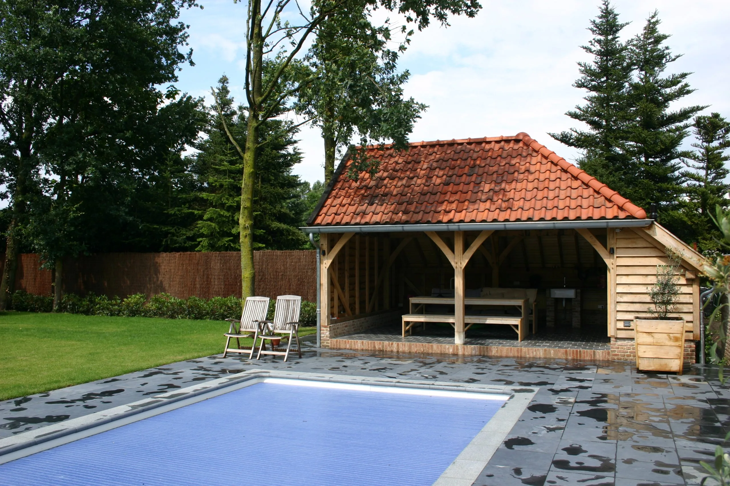 Eiken poolhouse voor lange zomeravonden