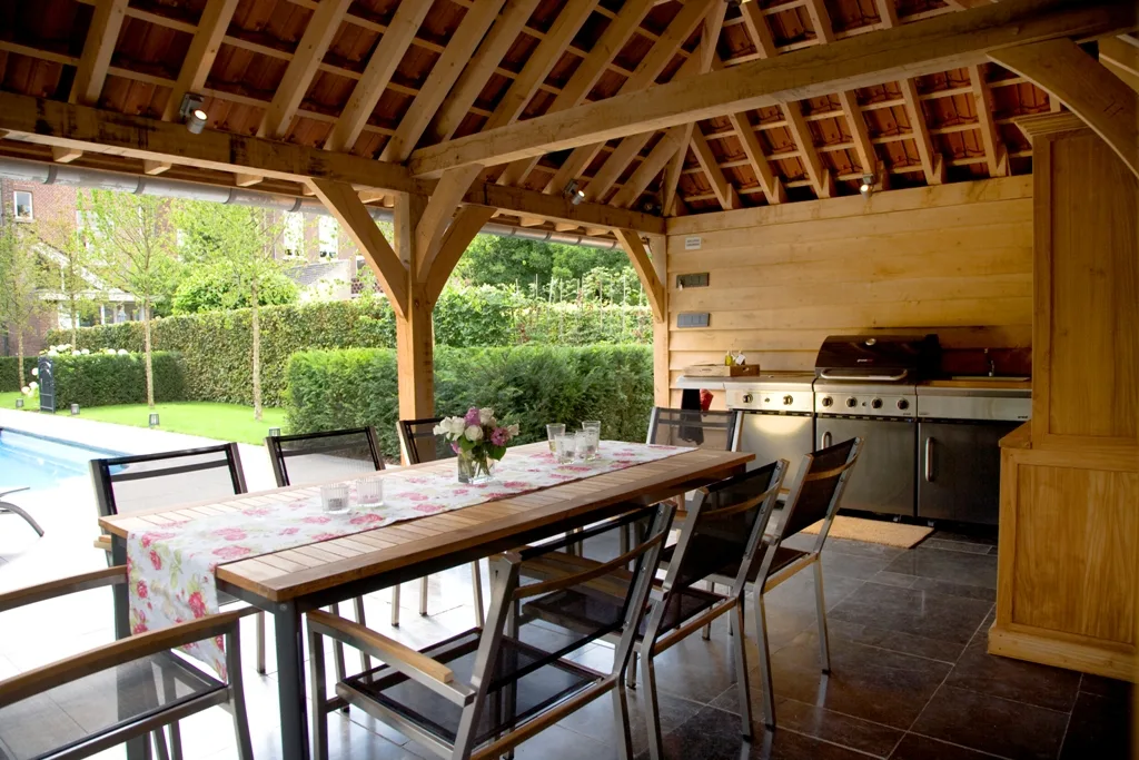 Poolhouse met buitenkeuken, terras en toilet