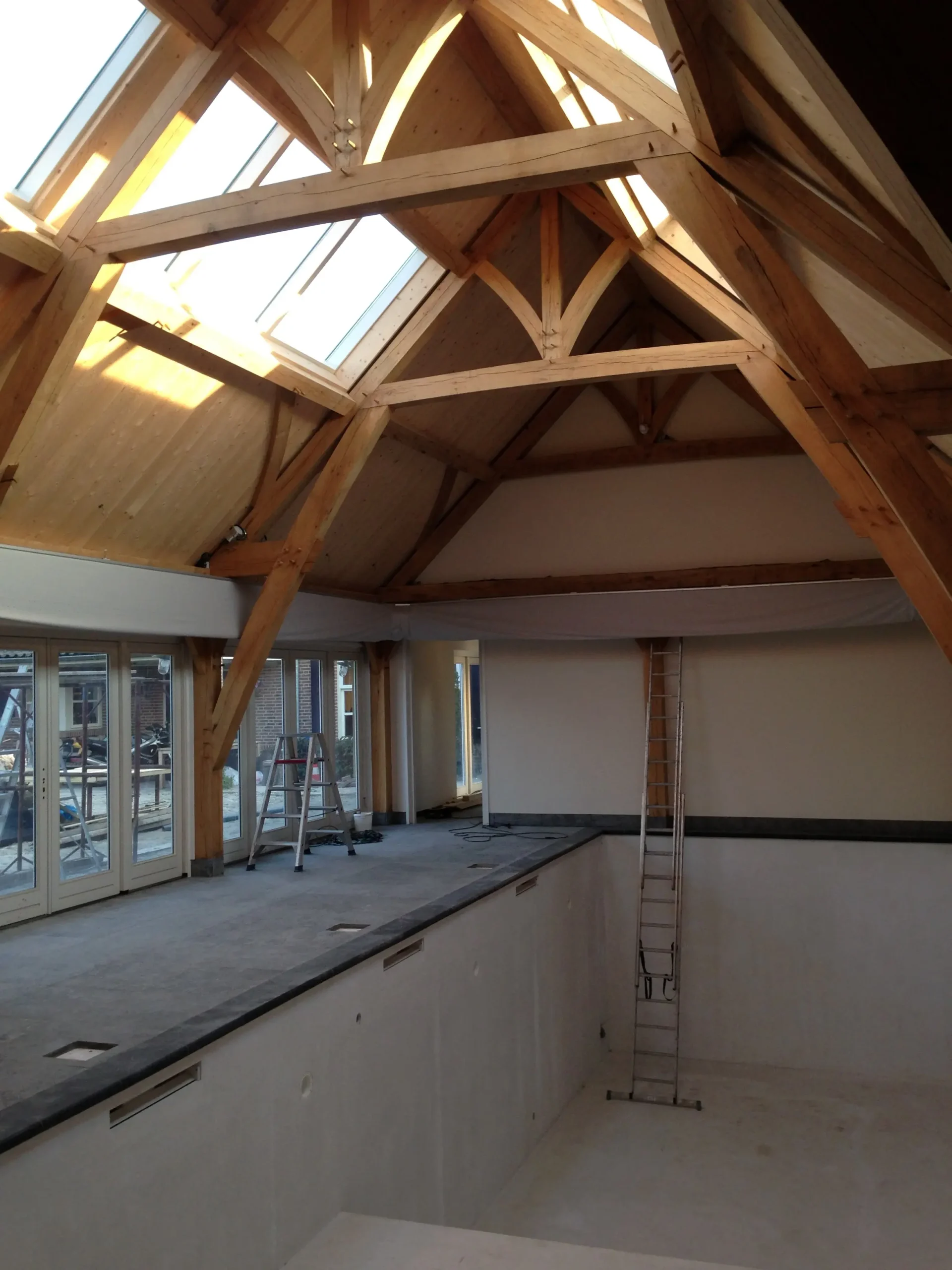 Compacte eiken poolhouse voor het hele jaar