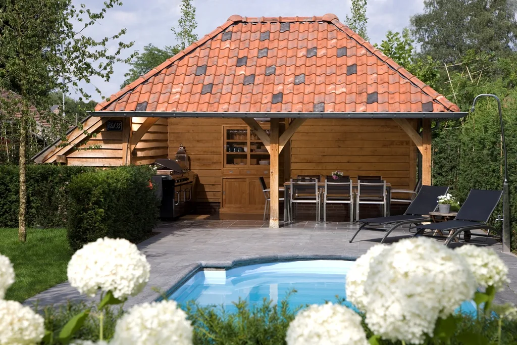 Poolhouse met buitenkeuken en techniekruimte