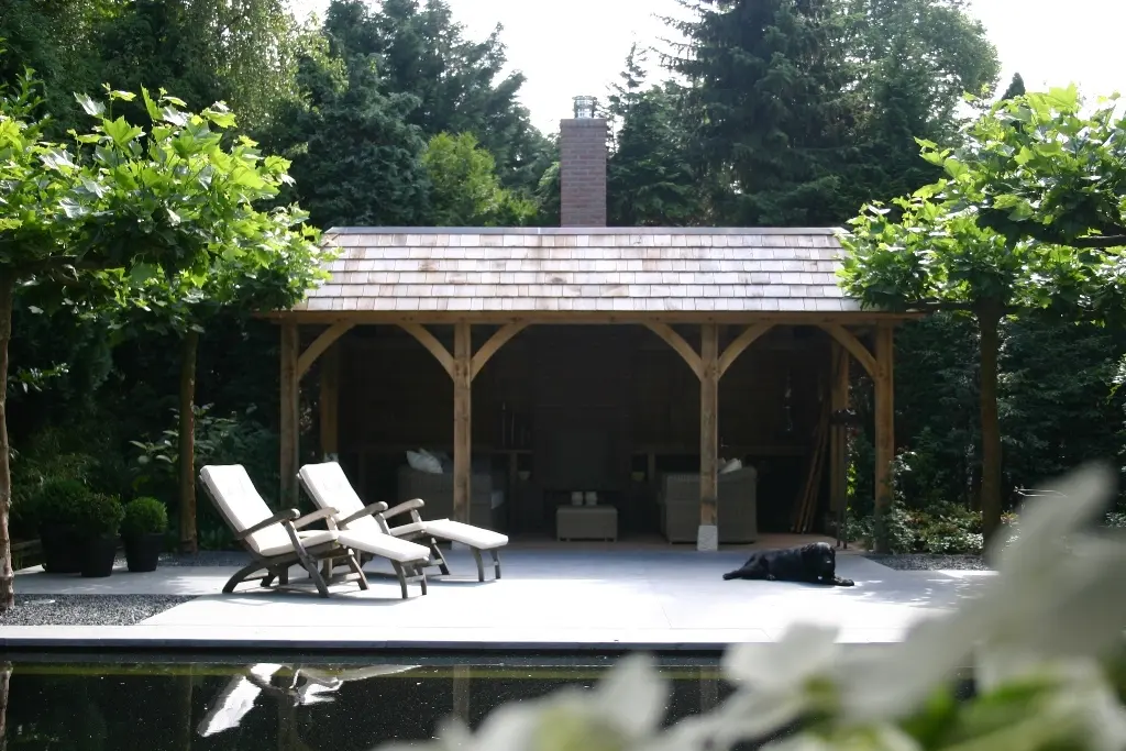 Poolhouse met terrasoverkapping bij zwembad