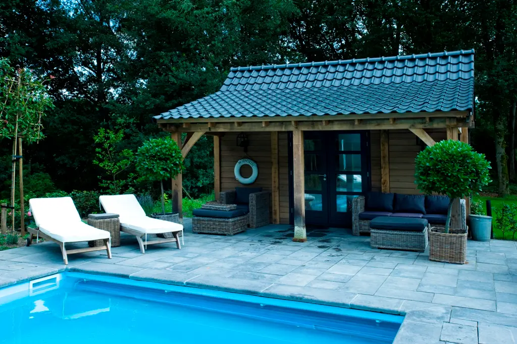 Poolhouse met veranda en sauna
